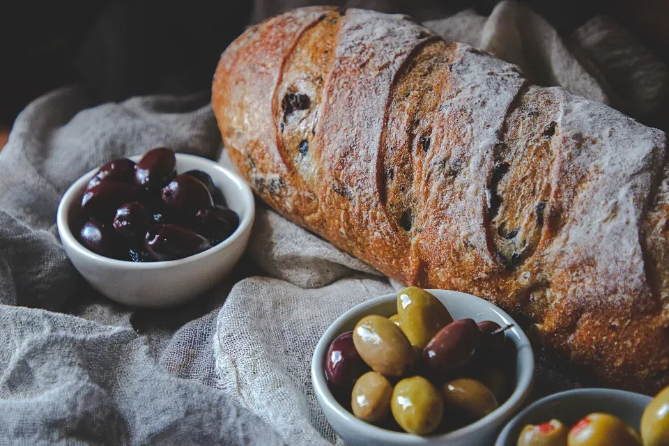 Kaselerde yeşil ve siyah zeytin, yanında ekmek