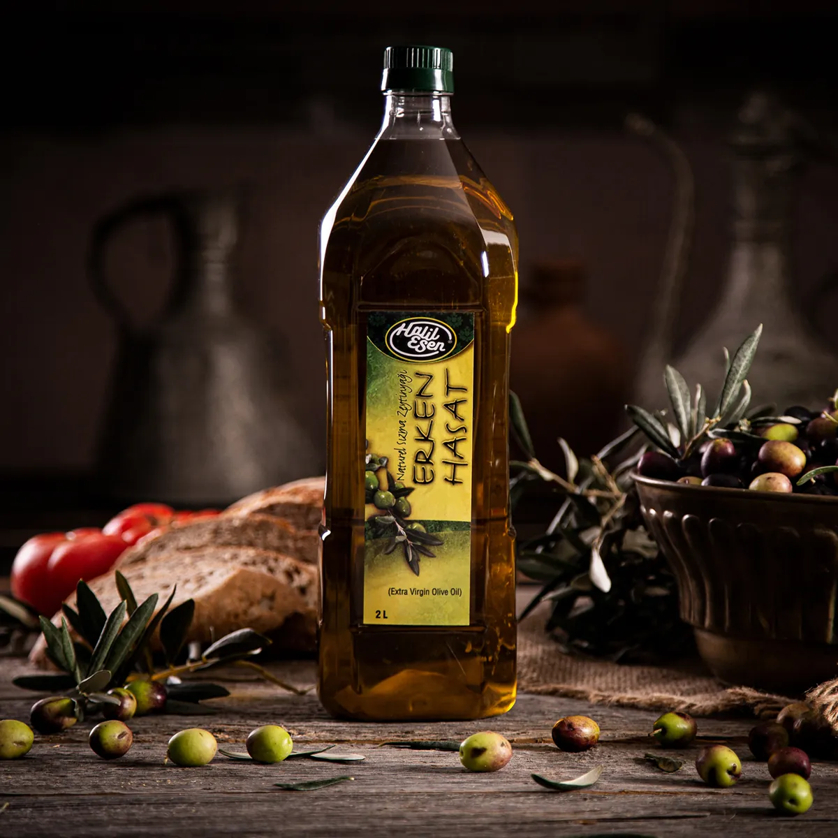 Zeytinyağı şişesi, ekmek ve zeytinlerle kurulmuş sofra